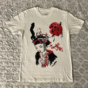 [Size Medium] Design by Humans Japan Geisha Cherry Blossom Graphic Shirt